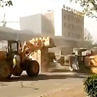 Konkurējoši būvnieki Ķīnā kaujas ar buldozeriem