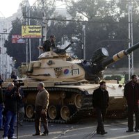 Pie prezidenta pils Kairā izvietoti tanki