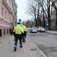 Policija pabeidz izmeklēšanu par iereibušā jaunieša rīcību, slavinot Putinu