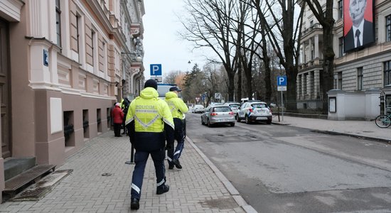 Policija pabeidz izmeklēšanu par iereibušā jaunieša rīcību, slavinot Putinu