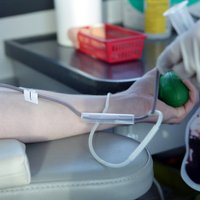 Donoru trūkuma dēļ ierobežo asins izsniegšanu slimnīcām