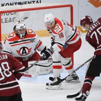Rīgas 'Dinamo' pēcspēles metienos pieveic spēcīgo 'Avtomobiļist'