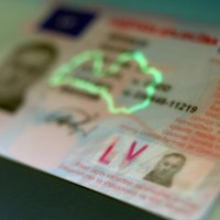 Saeimas komisija aicinās valdību Covid-19 sertifikāta identifikācijai izmantot arī autovadītāja apliecību