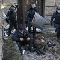 Kremlis notikumus Ukrainā 'traktē kā valsts apvērsuma mēģinājumu'