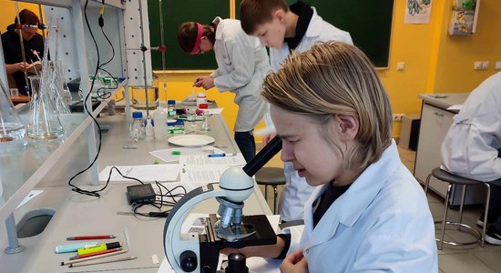 Izraudzīti skolēni, kas pārstāvēs Latviju Eiropas Eksperimentālo zinātņu olimpiādē