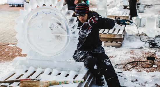 Foto: Jelgavā top iespaidīgas ledus skulptūras