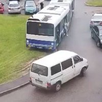 ВИДЕО: автобус объехал тесную улицу по траве