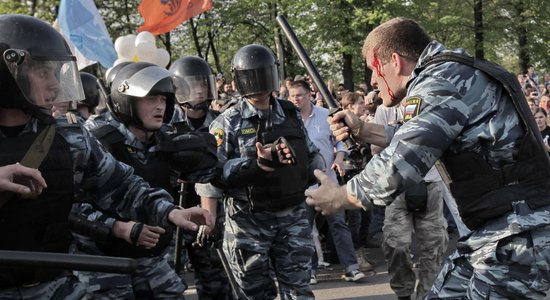 Московских полицейских, раненых оппозицией, наградили квартирами