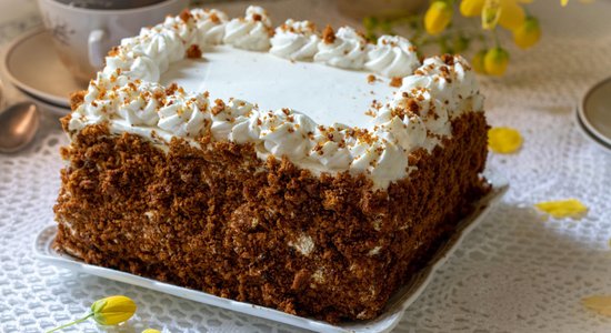 Baltā galdauta svētku zvaigzne – 18 dažādas leģendāru latviešu kūku receptes