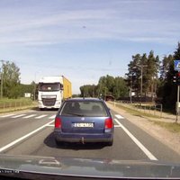 Video: Nekaunīgs BMW vadītājs šķērso gājēju pāreju pie sarkanā luksofora signāla