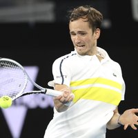 Medvedevs savā dzimšanas dienā sasniedz 'Australian Open' trešo kārtu
