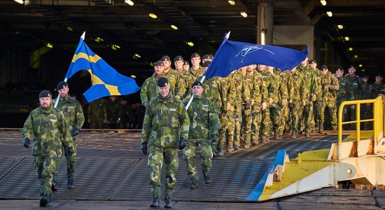 ФОТО: в Латвию прибыл батальон шведских военных 