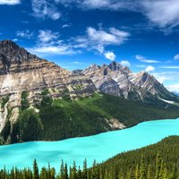 Savdabīgi zils ūdens, ko vērot var vien vasarā: pastkartes cienīgs ezers Kanādā