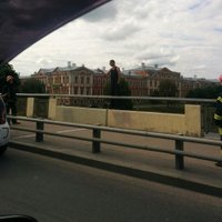 Jelgavā pašvaldības policija uz Lielupes tilta aiztur pašnāvnieku