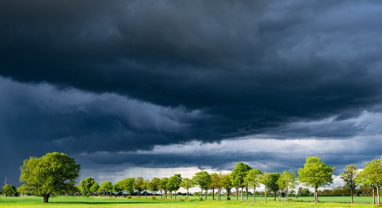 Oranžais brīdinājums: Kurzemi šķērso stiprs negaiss