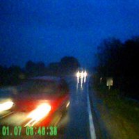 Autovadītāja reakcija izglābj no traģiskas avārijas (video)