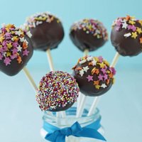 Šokolādes kūciņas uz kociņa jeb 'cake pops'