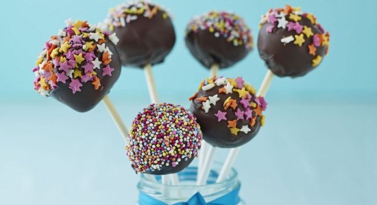 Шоколадные пирожные на палочке или cake pops