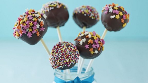 cake pops, kūciņas uz kociņa, deserts, saldais ēdiens