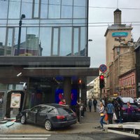 ФОТО, ВИДЕО: В центре Риги автомобиль врезался в стену Narvesen