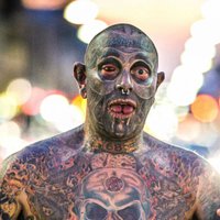 Apzīmēts penis un acāboli: slavu gūst baiss tetovējumu fanātiķis