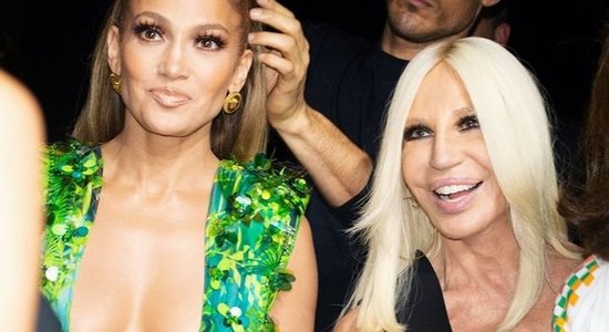 "Наглый плагиат": Versace защищает культовое "голое" платье