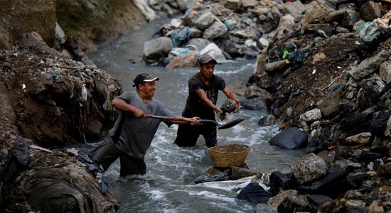 Foto: Smakojoša notekūdeņu upe zaņķainos atkritumu krastos Gvatemalā