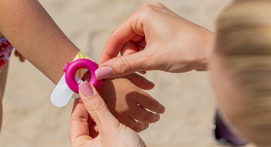 Детям на пляжах в Юрмале бесплатно выдают браслеты безопасности
