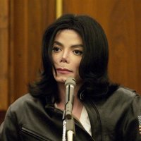 Предполагаемые жертвы Майкла Джексона требуют эксгумации его тела