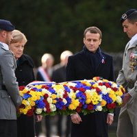 Foto: Merkele un Makrons atklāj jaunu piemiņas plāksni Kompjeņas mežā