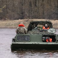 Foto: 'Summer Shield' militārajās mācībās šķērso upi un attīra ūdeni