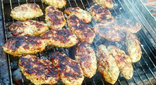 Soli pa solim: uz grila cepti, sulīgi tītara gaļas kebabi