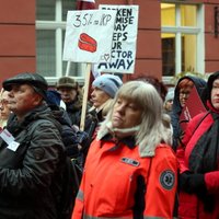Протест медиков: сотни человек у здания Сейма, в ЦИК подана инициатива о роспуске Сейма