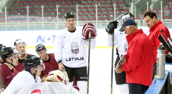 Latvijas izlases pirmais treniņš Vasiļjeva vadībā notiek bez vairākiem 'ārzemniekiem', bet ar Miļunu uz ledus