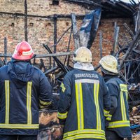 ВИДЕО: На Андрейсале загорелся ангар, рано утром пожар был ликвидирован