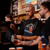 Markus Riva uz brīdi iejuties baristas lomā