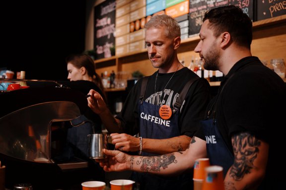 Markus Riva uz brīdi iejuties baristas lomā