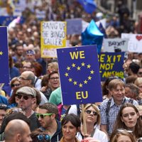 Foto: Londonas ielās tūkstošiem cilvēku protestē pret Lielbritānijas izstāšanos no ES