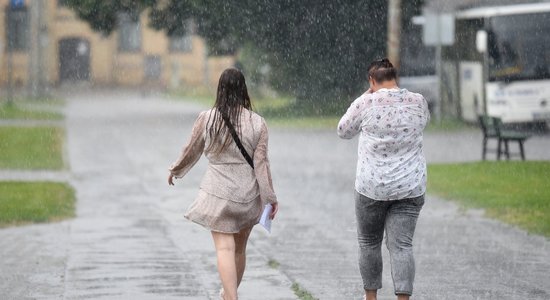 Latvijas centrālo daļu sasniegušas stipras pērkona lietusgāzes un vētra; spēkā sarkanais brīdinājums