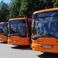 Из рижских школ исчезли оранжевые автобусы. Кто будет возить детей в бассейн и на экскурсии?