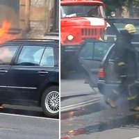 ФОТО, ВИДЕО: В центре Риги загорелся Mercedes - заснята работа пожарных