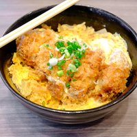 Cepta cūkgaļa rīvmaizes garoziņā ar olu un rīsiem - japāņu 'katsudon'