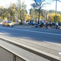 Pie Sporta akadēmijas notikusi avārija starp sporta automašīnu un pašvaldības policijas motociklu