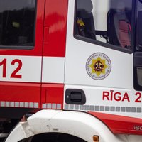 Autoservisa ugunsgrēkā Rīgā otrdien cietis cilvēks