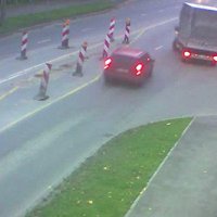 Lūk, tā kravas auto izraisīja avāriju Daugavgrīvas ielā (novērošanas kameras video)