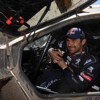 Desprē izcīna pirmo Dakaras rallija ātrumposma uzvaru, Praisam smaga avārija