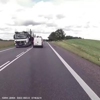 Video: Vieglā auto šoferis Polijā iebrauc pretējā joslā un saduras ar fūri