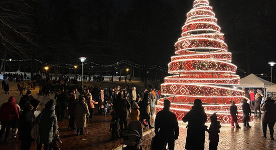 ФОТО. Рождественская елка в Лиелварде в этом году повторяет узоры Лиелвардского пояса