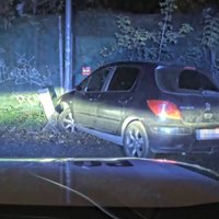 Čiekurkalnā autovadītājam nesekmīga bēgšana no policijas beidzas ar sasistu auto