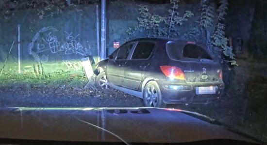 Čiekurkalnā autovadītājam nesekmīga bēgšana no policijas beidzas ar sasistu auto